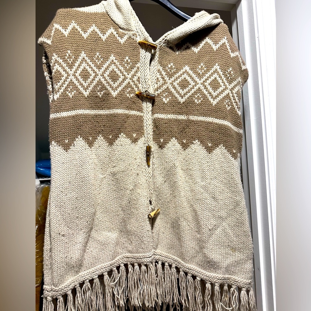 Hooded knit vest with fringe